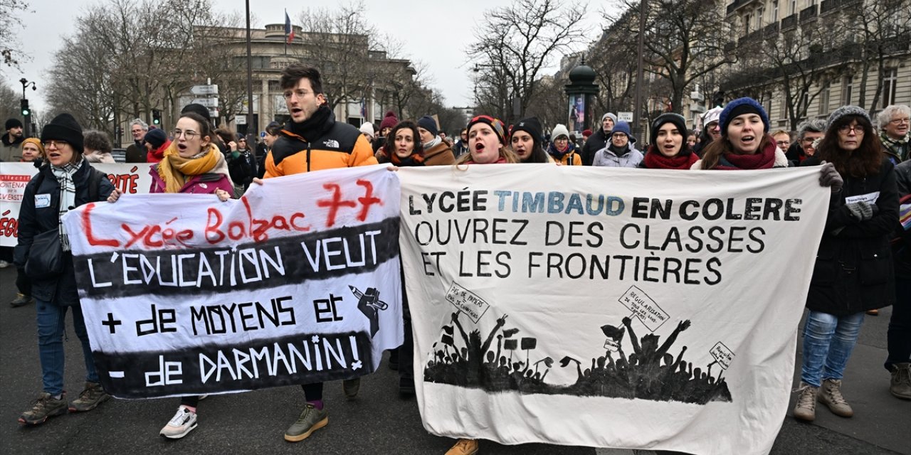 Fransa'da hükümetin tartışmalı göç yasası protesto edildi