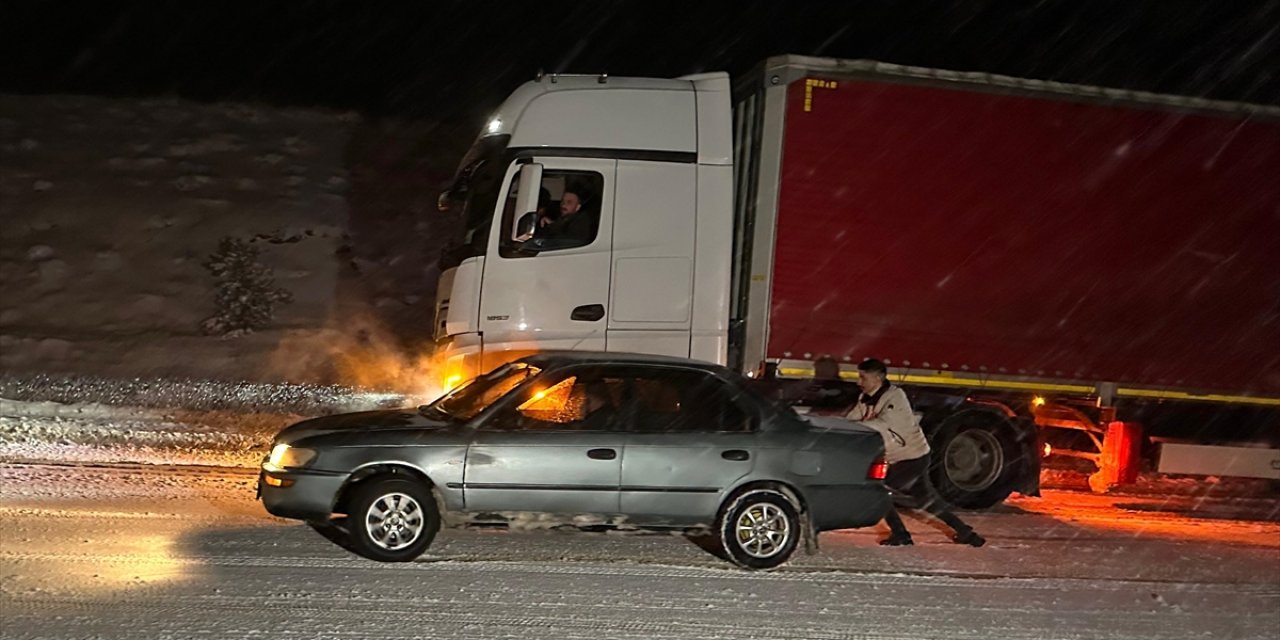 Tokat-Sivas kara yolu kar nedeniyle ağır tonajlı araçların geçişine kapatıldı