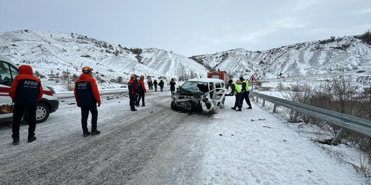 Sivas'ta yolcu minibüsü ile hafif ticari aracın çarpıştığı kazada 16 kişi yaralandı