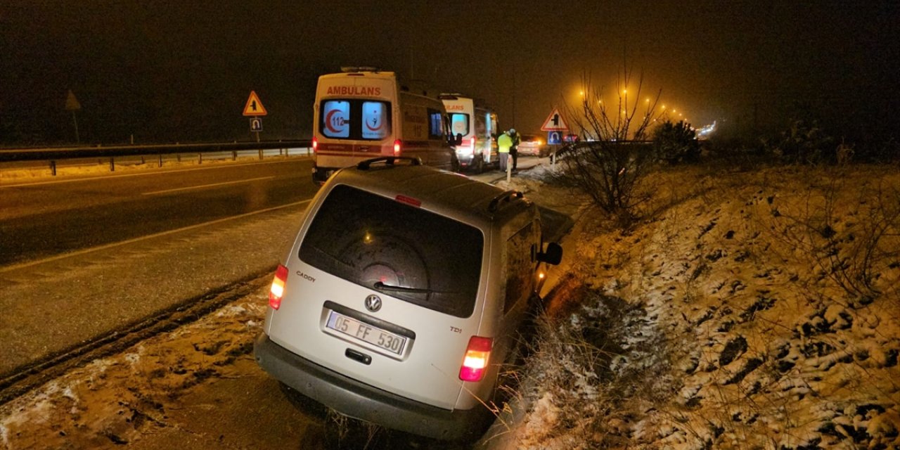 Çorum'da şarampole devrilen araçtaki 6 kişi yaralandı