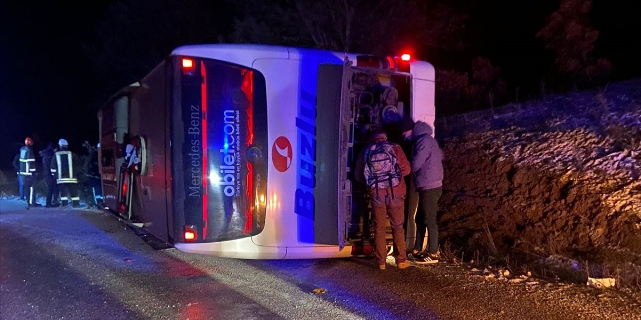 Kütahya'da devrilen yolcu otobüsündeki 18 kişi yaralandı