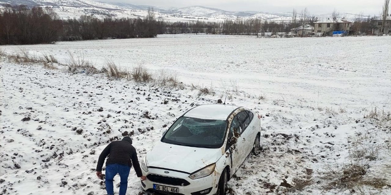 Tokat'ta buzlanan yolda şarampole devrilen otomobildeki çocuk yaralandı