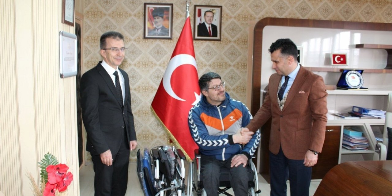 Erzurumlu engelli milli sporcu Seven'e akülü araba hediye edildi