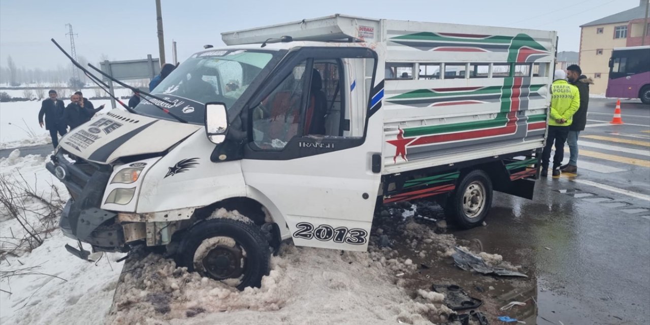 Van'da kamyonet ile hafif ticari aracın çarpıştığı kazada 7 kişi yaralandı