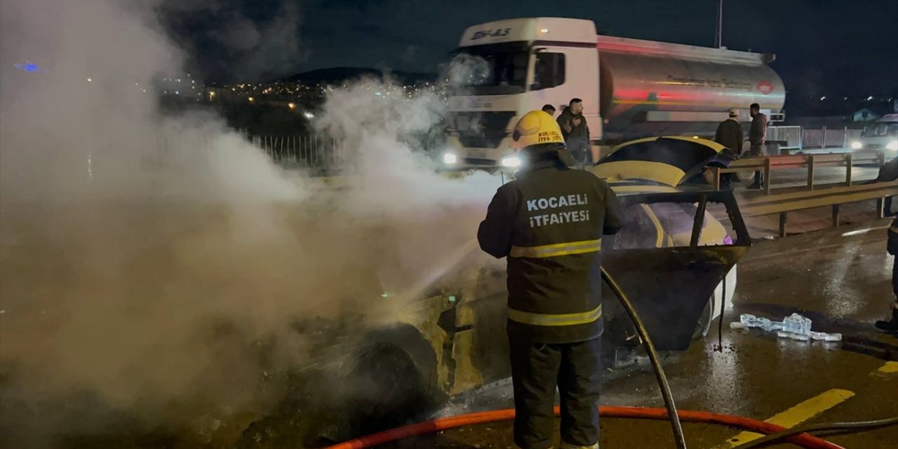 Kocaeli'de otomobilde çıkan yangın söndürüldü