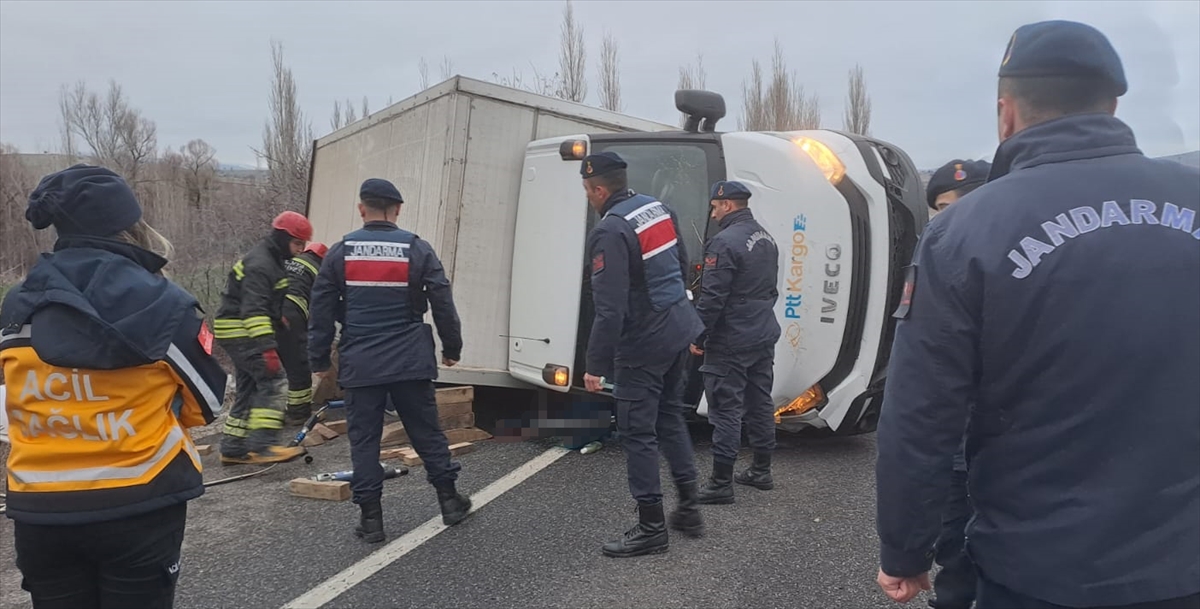 Konya'da devrilen kamyonetin sürücüsü öldü