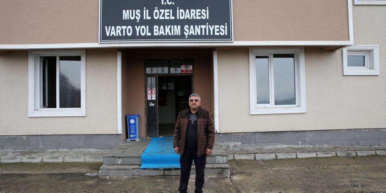 Muşlu iş makinesi operatörü 38 yıldır karla kaplı köy yollarını açıyor