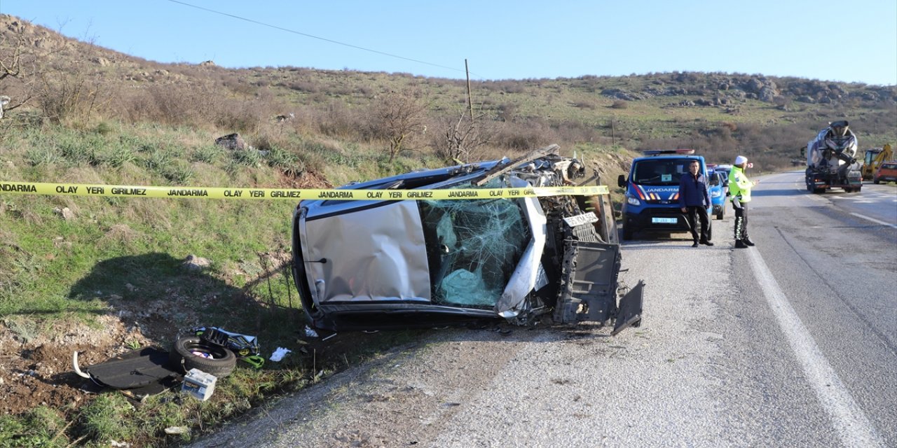 Balıkesir'de minibüsle çarpışan otomobilin sürücüsü hayatını kaybetti