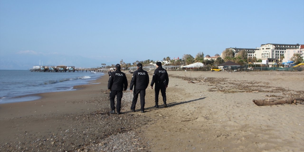 Antalya'da polis ekipleri cansız bedenlerin vurduğu sahillerde devriye geziyor