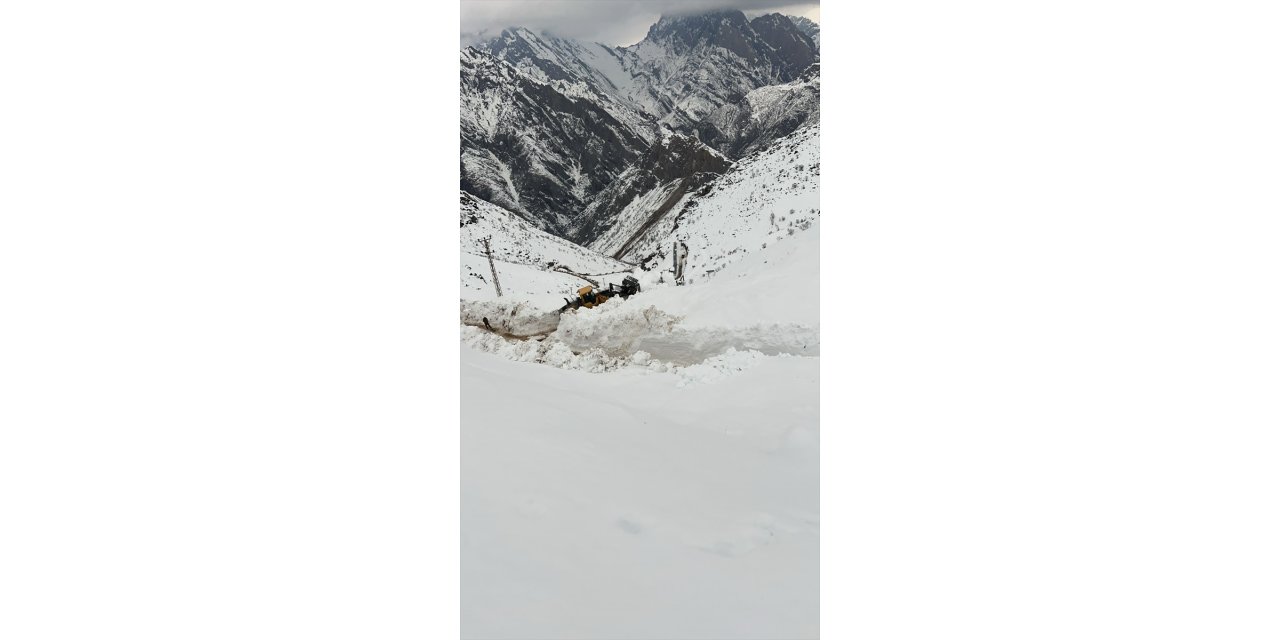 Yüksekova'da metrelerce kar altındaki yolları açma çalışmaları sürdü