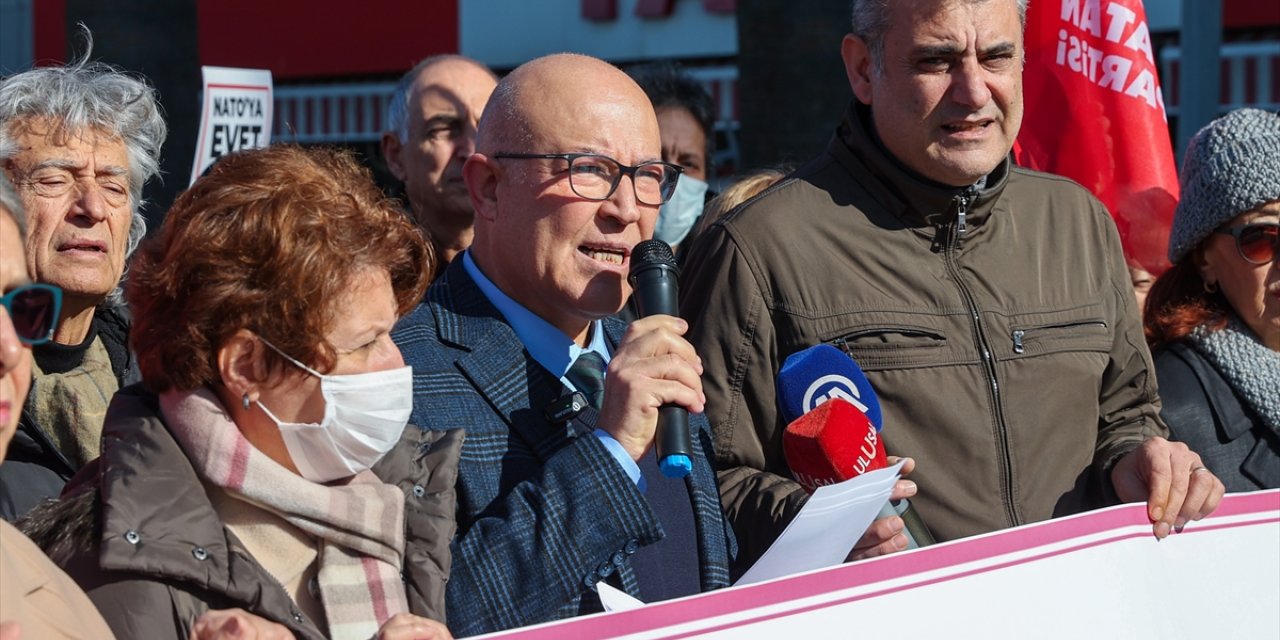 Vatan Partisi üyelerinden İzmir'de, İsveç'in NATO üyeliğine "hayır" eylemi