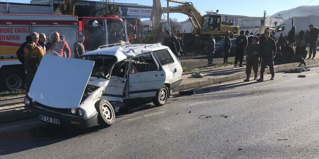 Zonguldak'ta iki otomobilin çarpıştığı kazada 1 kişi öldü, 4 kişi yaralandı