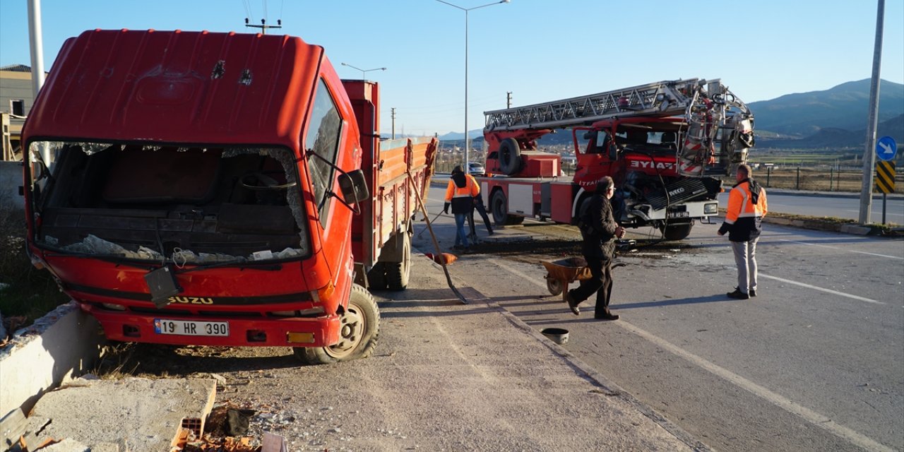 Çorum'da itfaiye aracının park halindeki kamyonete çarptığı kazada iki itfaiye eri yaralandı