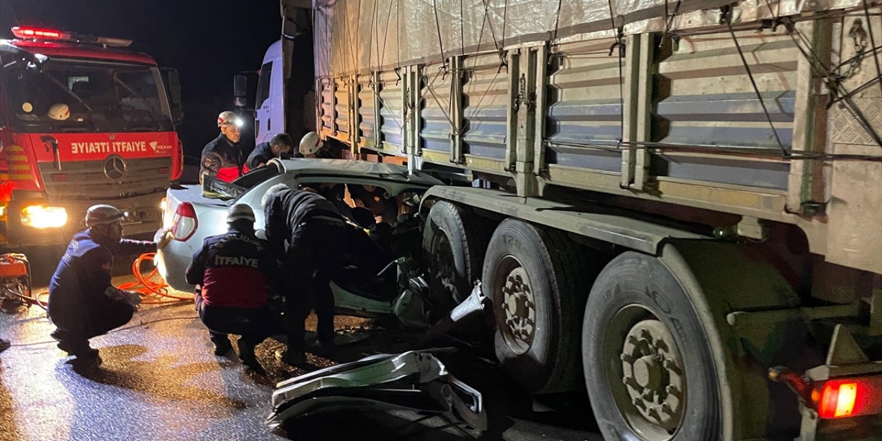 Şanlıurfa'da tır ile çarpışan otomobildeki 3 kişi öldü, 2 kişi yaralandı