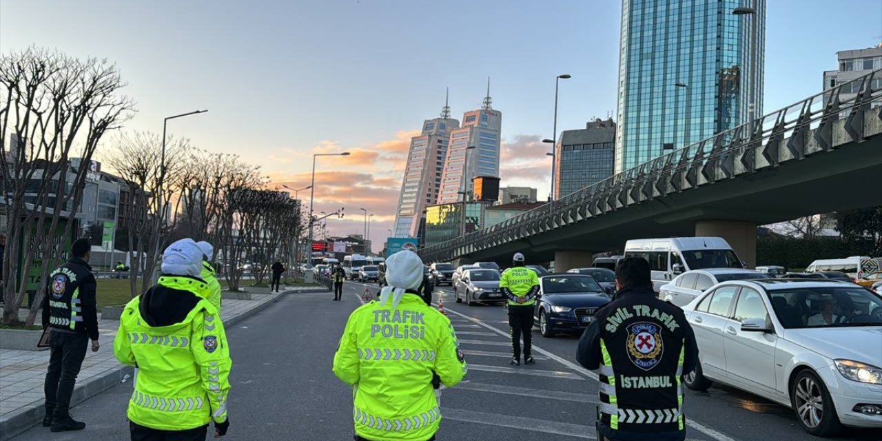 İstanbul'da çakar-siren ve emniyet şeridi ihlaline yönelik uygulama yapıldı