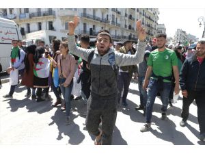 Cezayir'de göstericiler geçici cumhurbaşkanına karşı sokakta