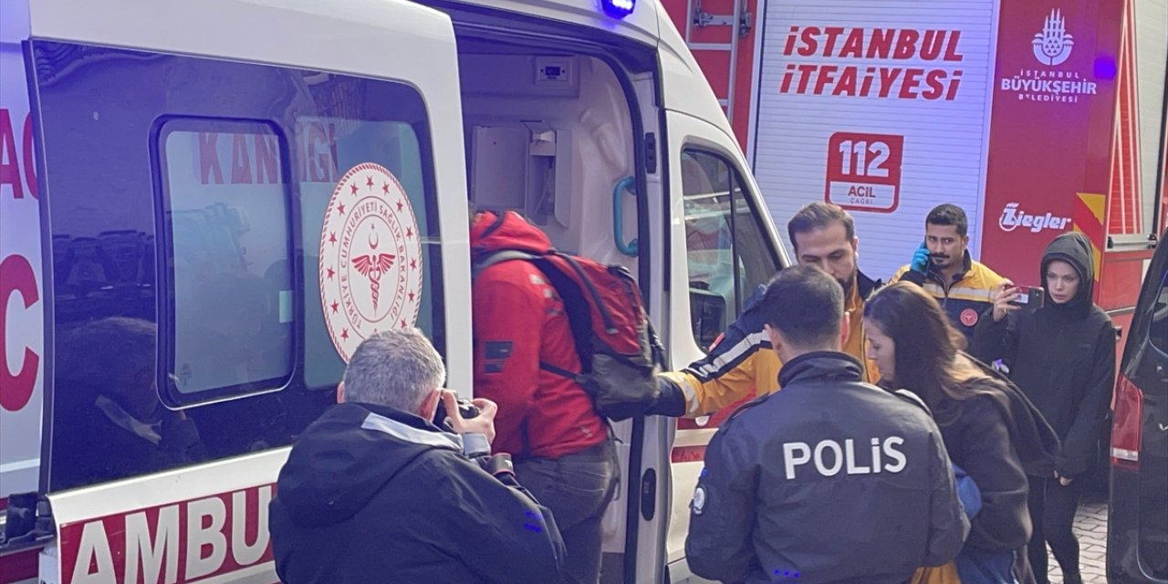 Beyoğlu'nda 5 katlı binada çıkan yangında bir kişi ağır yaralandı