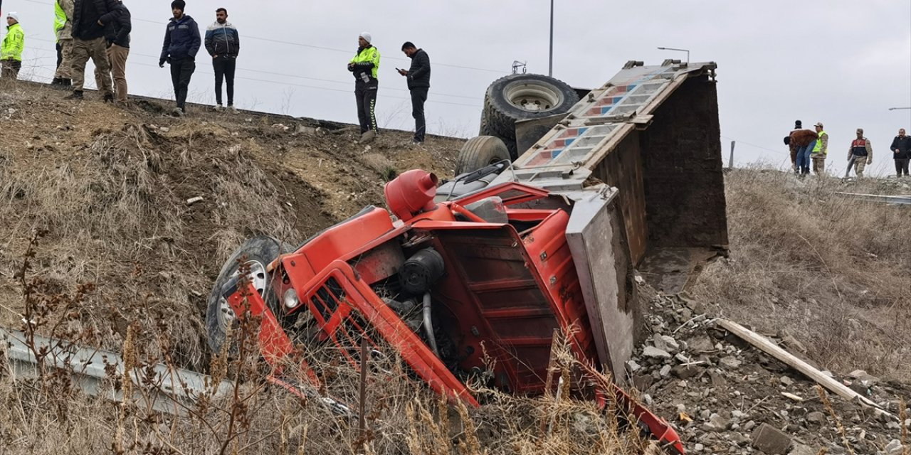 Erzincan'da freni arızalanan hafriyat yüklü kamyonun sürücüsü yaralandı