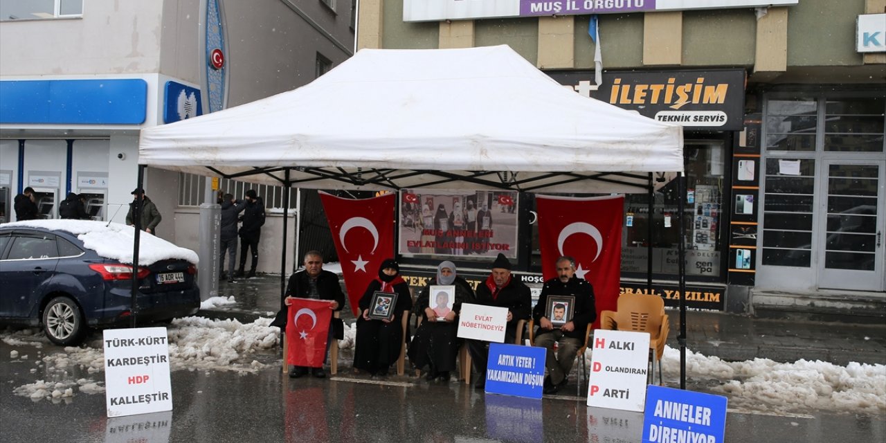 Muşlu aileler çocuklarına kavuşma ümidiyle HDP önündeki eylemlerini sürdürüyor