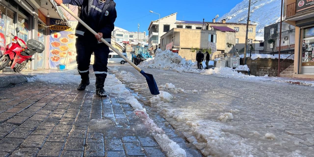 Siirt ve Şırnak'ta kar nedeniyle 10 yerleşim birimine ulaşım sağlanamıyor