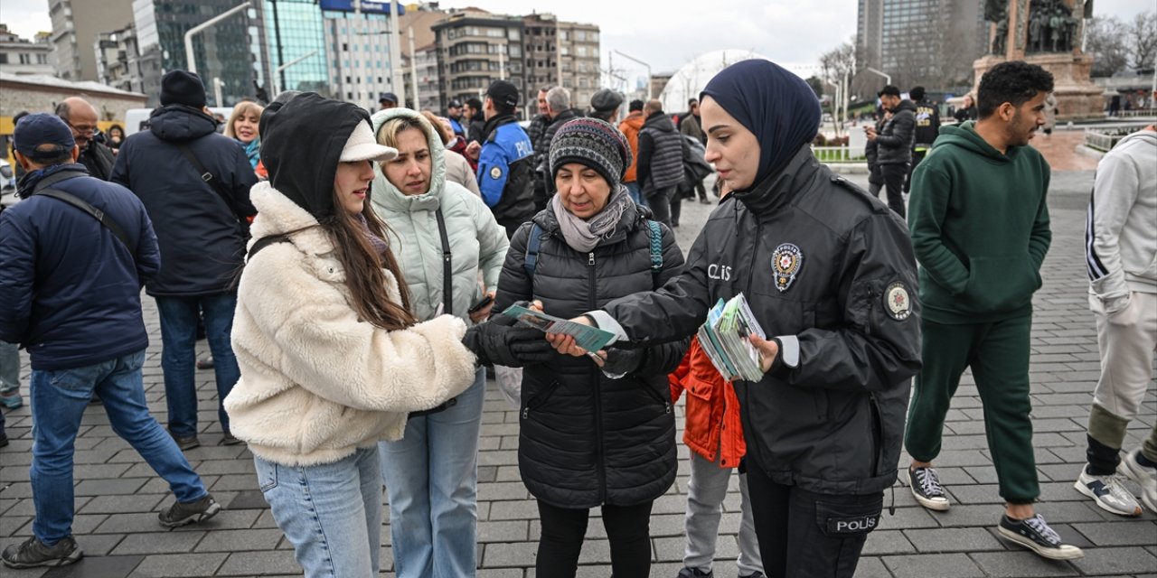 Polis ekipleri, Taksim Meydanı'nda vatandaşlara bilgilendirici broşür dağıttı