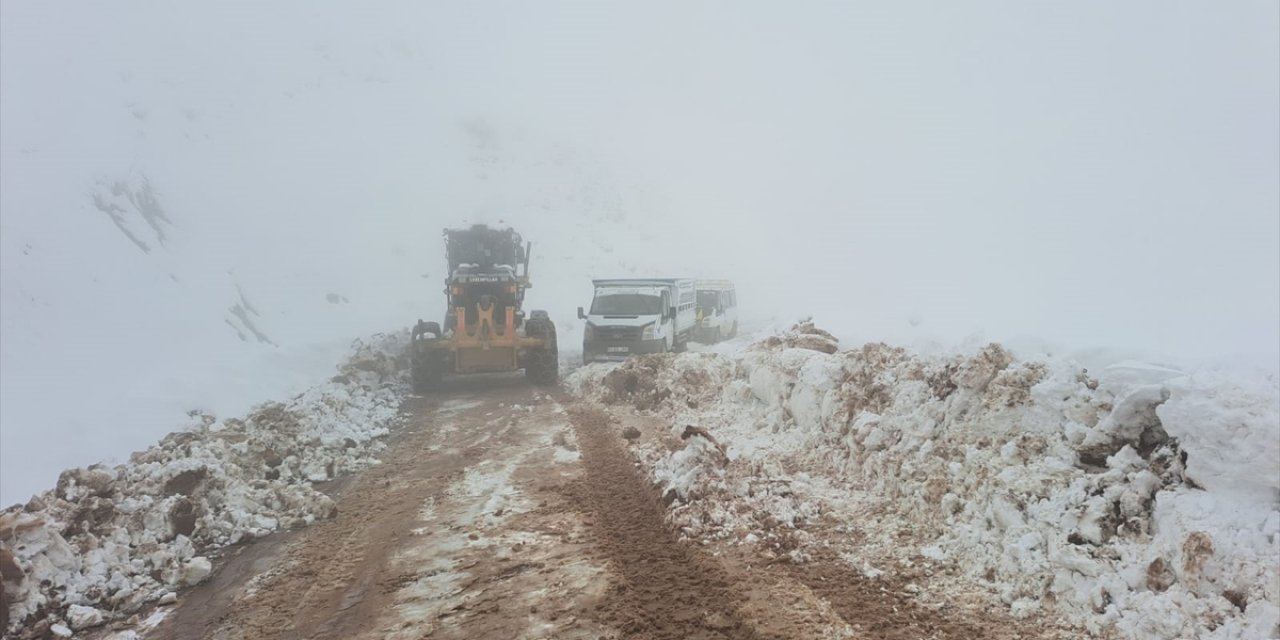 Siirt'te karda mahsur kalan araçlardaki 15 kişi kurtarıldı