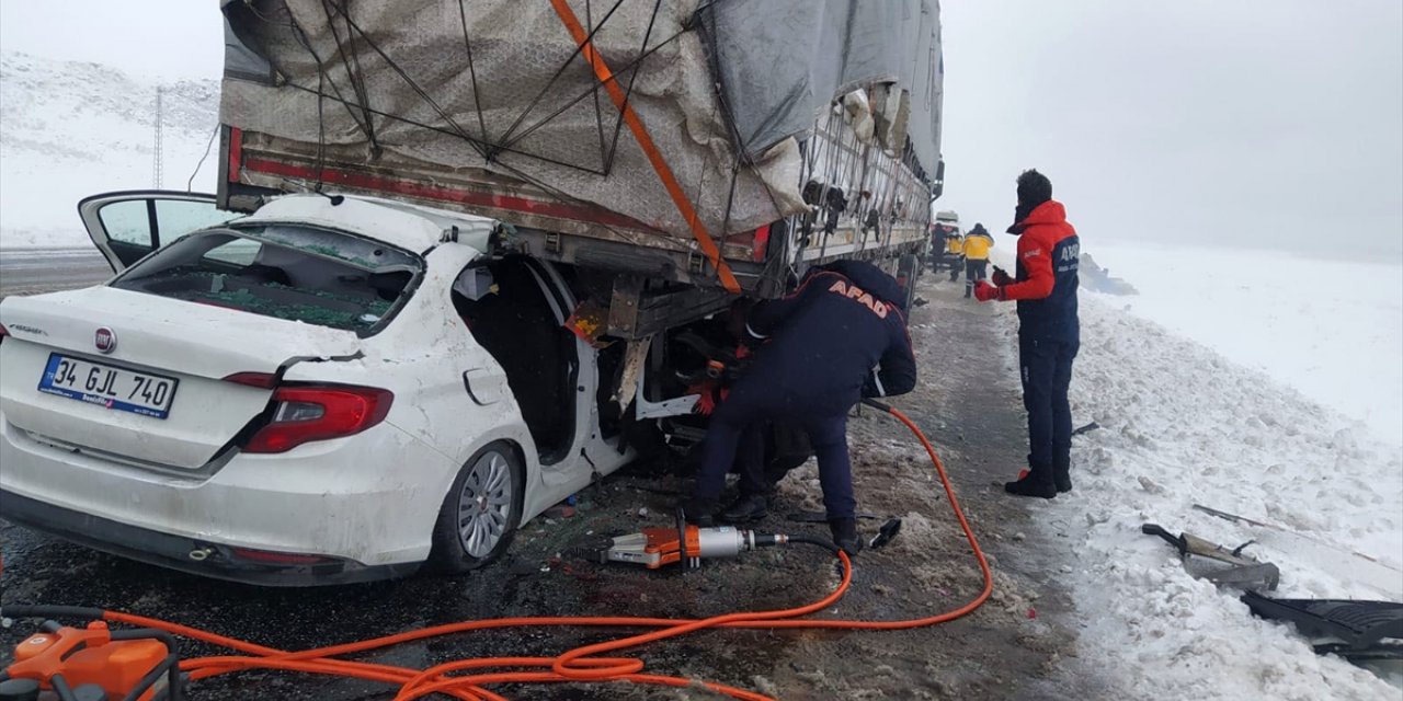 Bitlis'te otomobilin tıra çarpması sonucu 2 kişi hayatını kaybetti