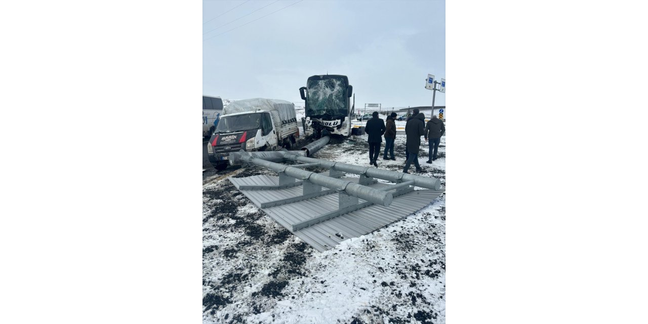 Ağrı'da yolcu otobüsü ile kamyonetin karıştığı kazada 11 kişi yaralandı