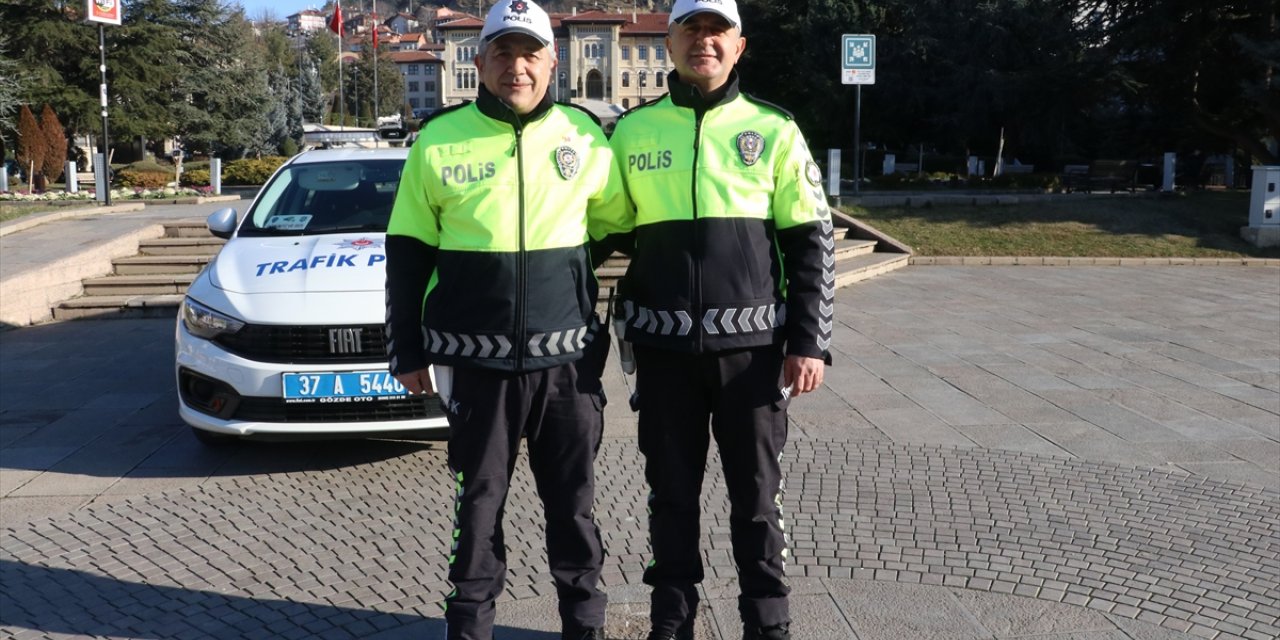 Kastamonu'da bankada kalbi duran kişiyi trafik polisleri hayata döndürdü