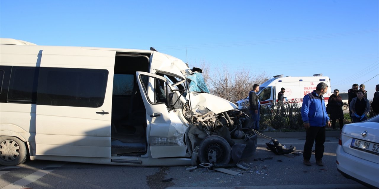 Hatay'da servis midibüsü ile tırın çarpıştığı kazada 12 kişi yaralandı