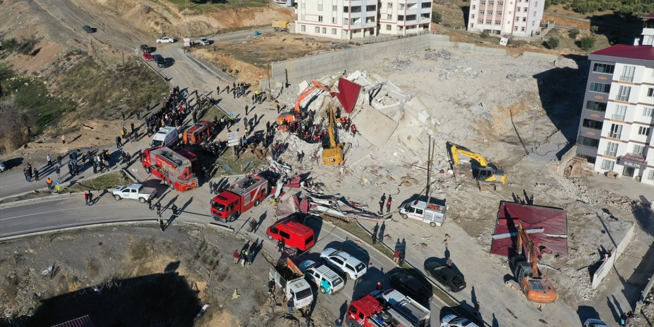 GÜNCELLEME - Kahramanmaraş'ta ağır hasarlı bina yıkım sırasında iş makinesinin üzerine çöktü