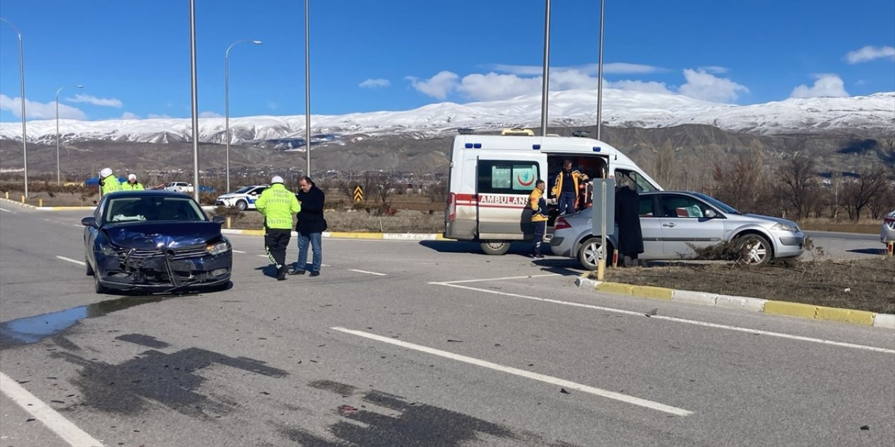 Erzincan’da iki otomobilin çarpışması sonucu 3 kişi yaralandı