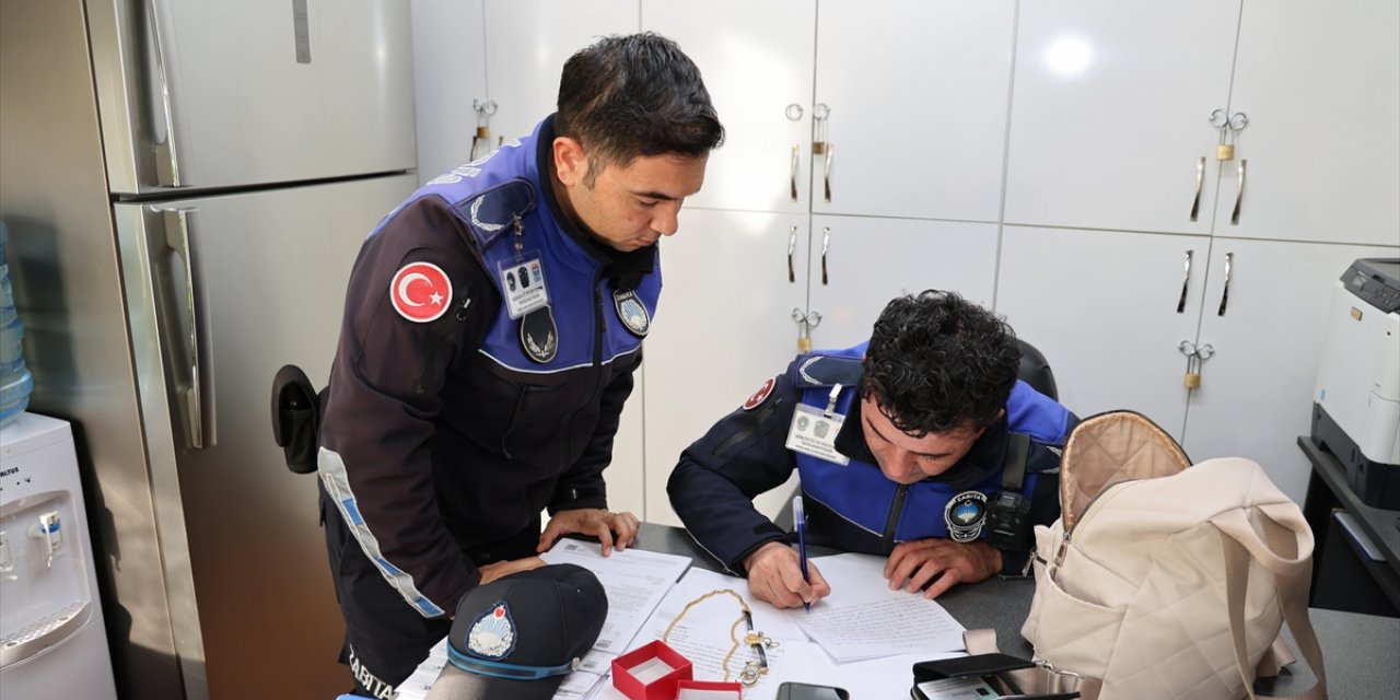 Muğla'da zabıtanın bulduğu, içinde altın ve para olan çanta sahibine verildi