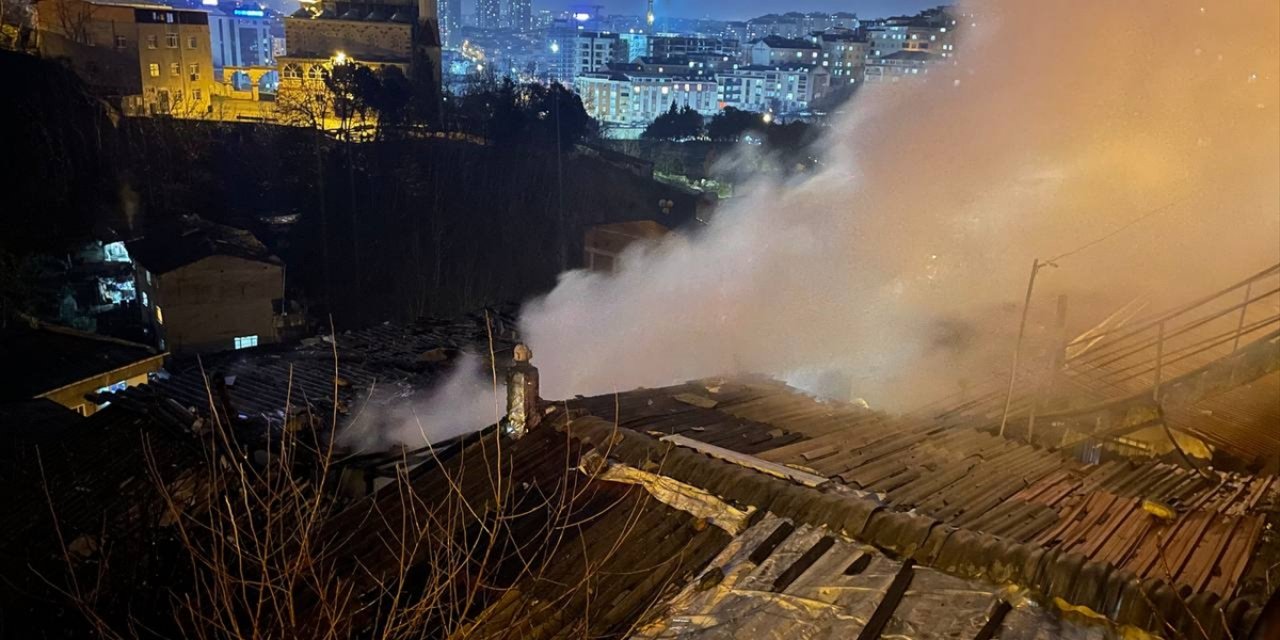 Gaziosmanpaşa'da 2 katlı binada çıkan yangın söndürüldü