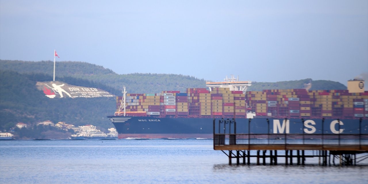 Dev konteyner gemisi Çanakkale Boğazı'ndan geçti