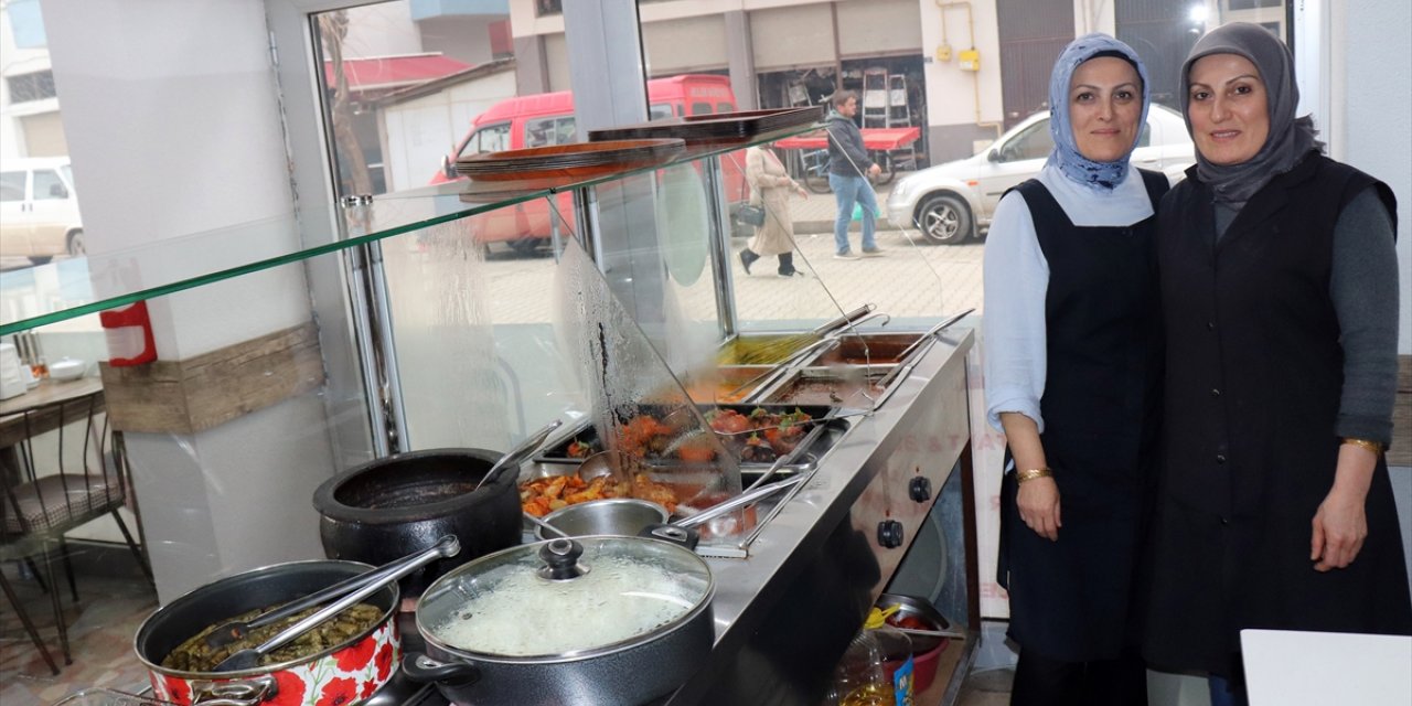 Ordu'da iki kız kardeş babalarının desteğiyle açtıkları lokantayı işletiyor