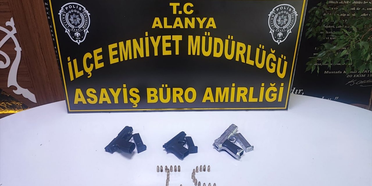 Antalya'da iş yerinin önünde havaya ateş açan şüpheli tutuklandı