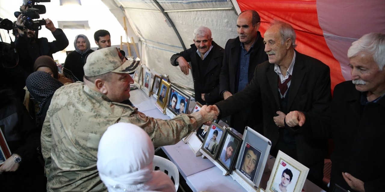 Diyarbakır annelerine, İl Jandarma Komutanı Yıldırım ve İl Emniyet Müdürü Kaya'dan ziyaret