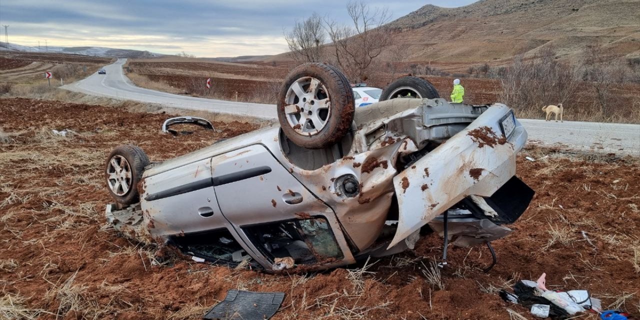 Çorum'da devrilen otomobilin sürücüsü emniyet kemeri sayesinde kazayı yaralanmadan atlattı