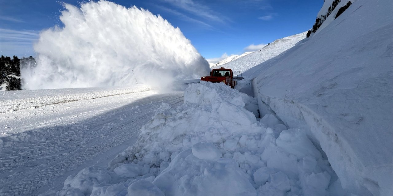 Ardahan-Artvin kara yoluna çığ düştü