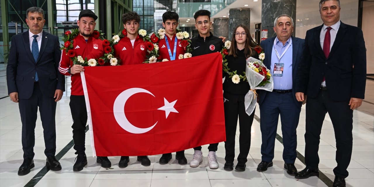 Kış Gençlik Olimpiyatları'nda gümüş madalya alan Muhammed Bozdağ, İzmir'de coşkuyla karşılandı