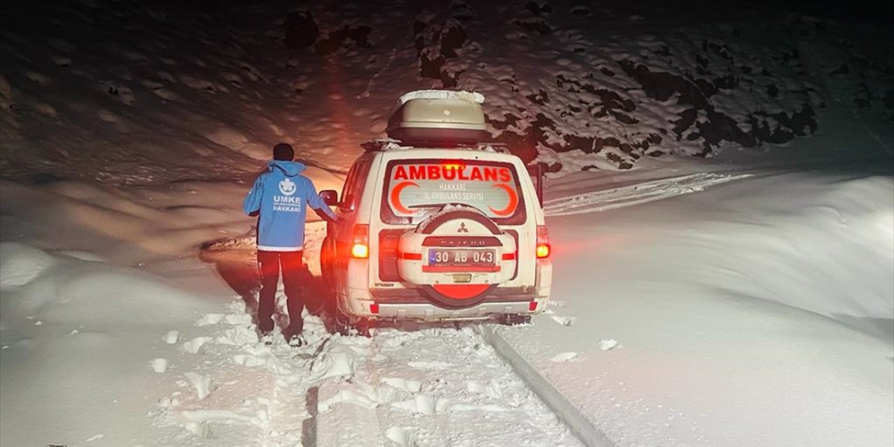 Hakkari'de yolu kardan kapanan köydeki hasta kadının yardımına ekipler yetişti