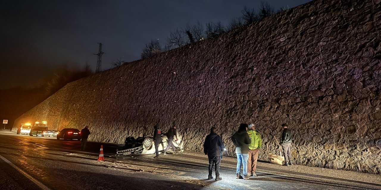 Zonguldak'ta 15 metre yükseklikten kara yoluna düşen otomobildeki 2 kişi öldü