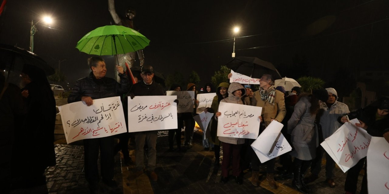 Refah Sınır Kapısı'nın Gazzeliler için sürekli açık tutulması talebiyle Ramallah'ta gösteri düzenlendi