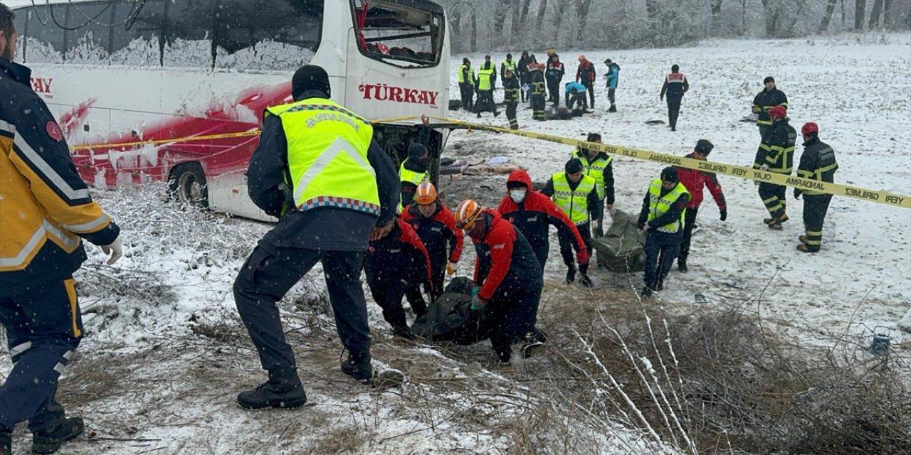 GÜNCELLEME 2 - Kastamonu'da yolcu otobüsünün devrildiği kazada ölü sayısı 6'ya yükseldi