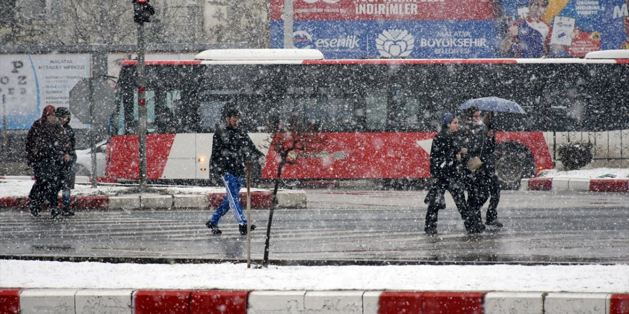 Gaziantep ve Malatya'da kar yağışı etkili oluyor