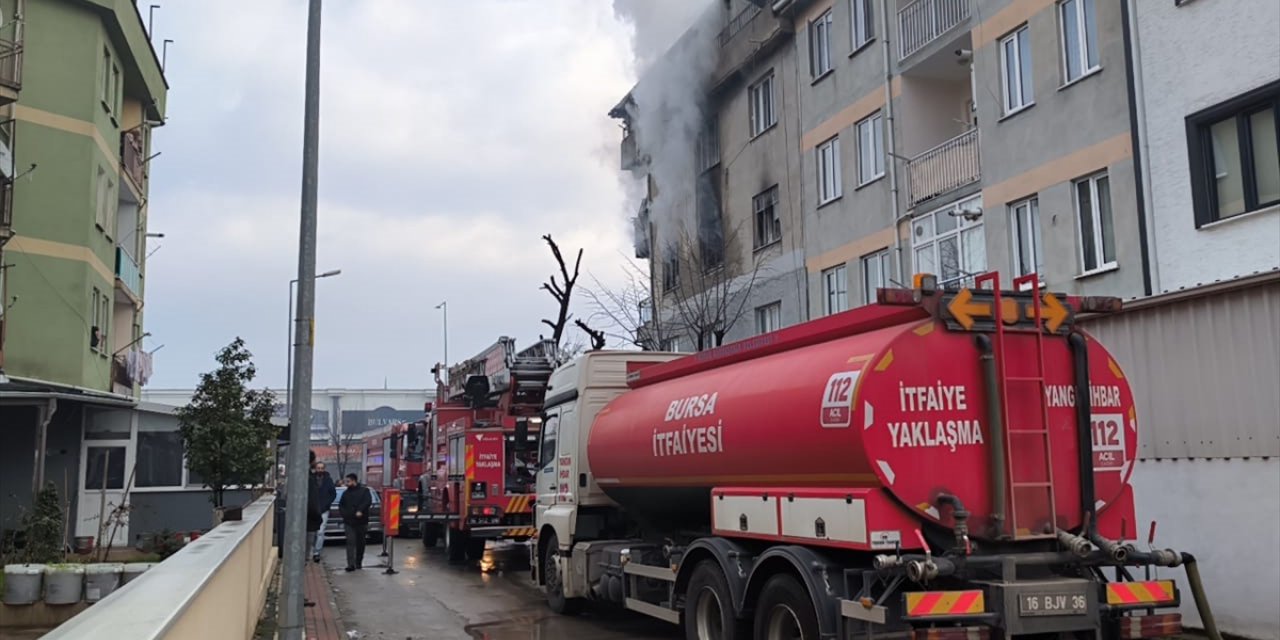 Bursa'da apartmanda çıkan yangında dumandan etkilenen 8 kişi hastaneye kaldırıldı