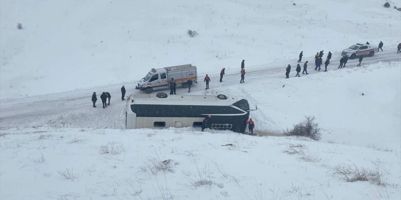 Sivas'ta cenazeden dönenleri taşıyan otobüs devrildi, 14 kişi yaralandı