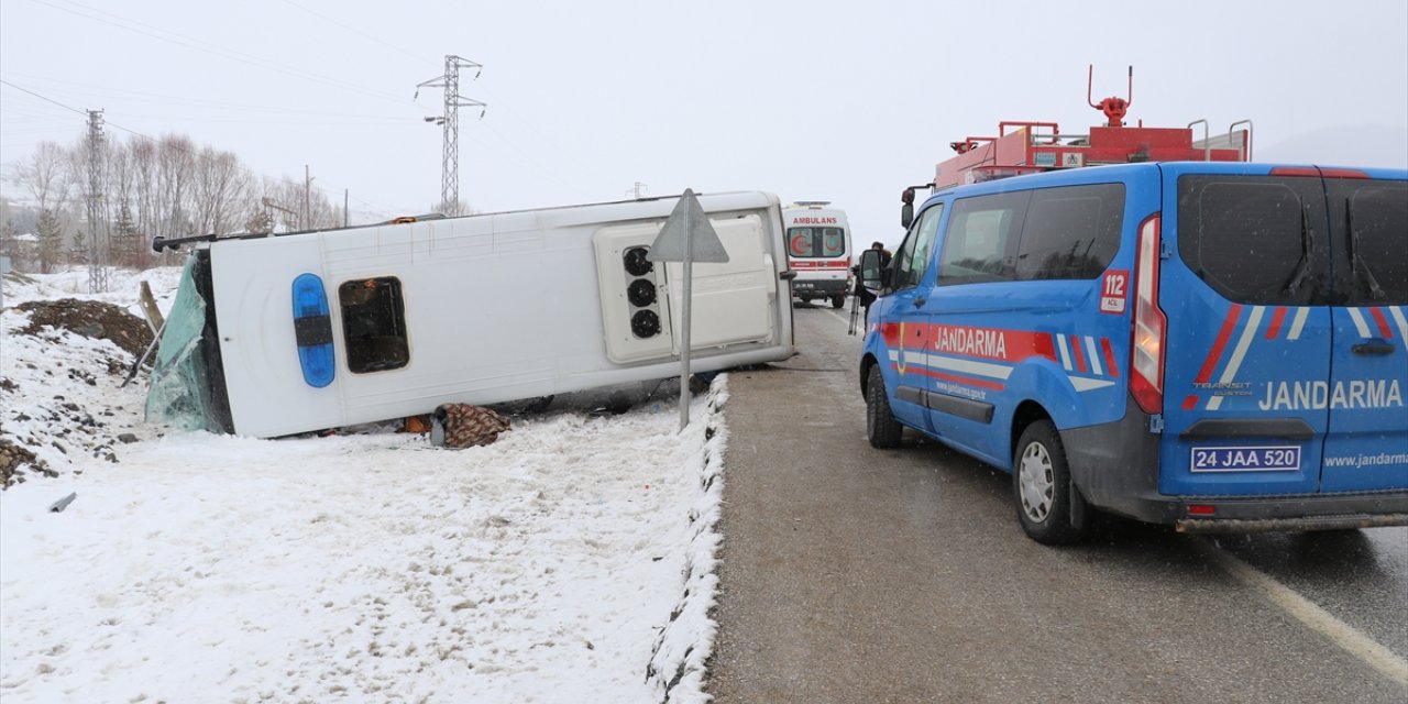 Erzincan’da cezaevi aracı ile hafif ticari aracın çarpıştığı kazada 1 kişi öldü, 9 kişi yaralandı