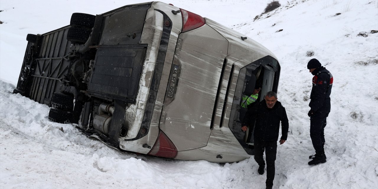 GÜNCELLEME - Sivas'ta cenazeden dönenleri taşıyan otobüs devrildi, 20 kişi yaralandı